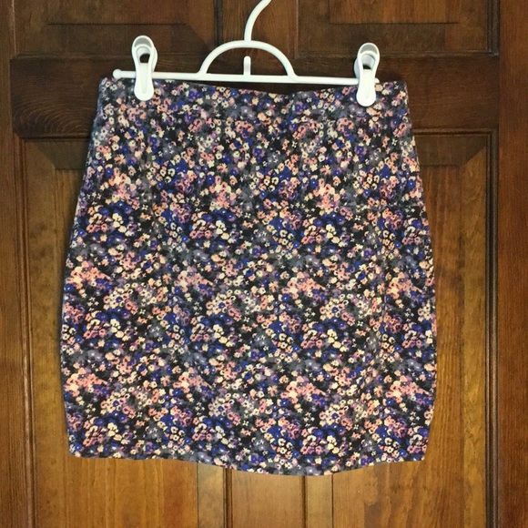 Floral American Eagle body con skirt - Picture 2 of 3